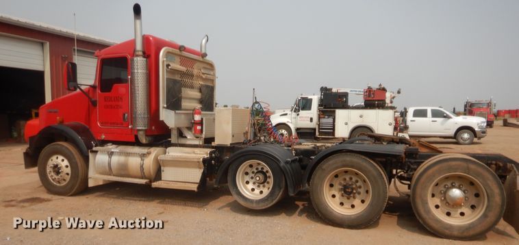 image for item HW9300 2004 Kenworth T800 semi truck