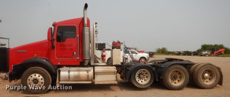 image for item HW9300 2004 Kenworth T800 semi truck