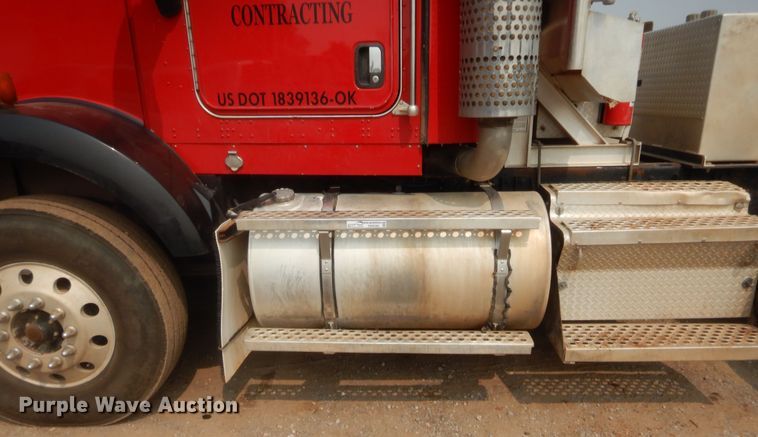 image for item HW9300 2004 Kenworth T800 semi truck