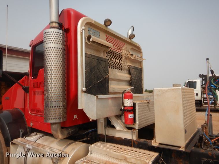 image for item HW9300 2004 Kenworth T800 semi truck