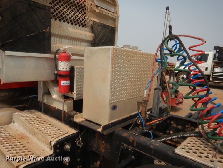 image for item HW9300 2004 Kenworth T800 semi truck