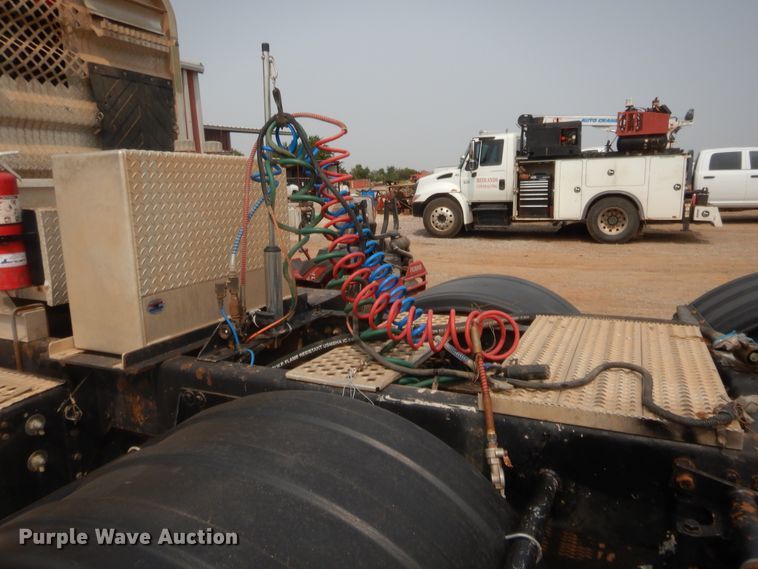 image for item HW9300 2004 Kenworth T800 semi truck