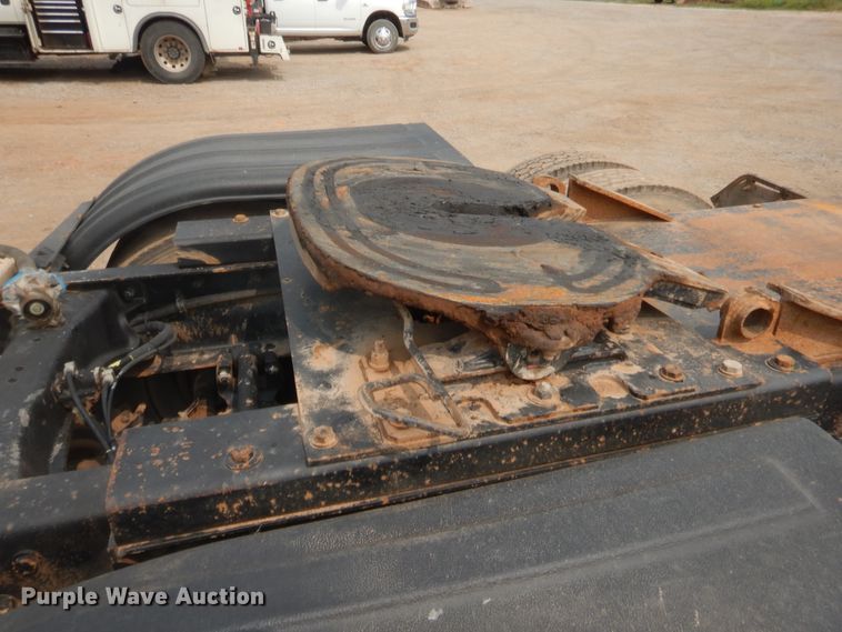 image for item HW9300 2004 Kenworth T800 semi truck