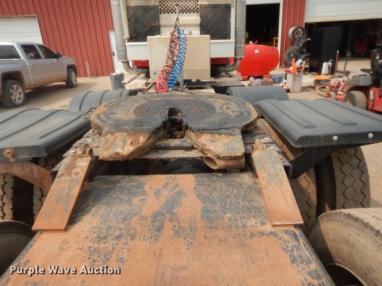 image for item HW9300 2004 Kenworth T800 semi truck