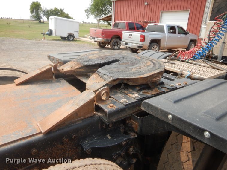 image for item HW9300 2004 Kenworth T800 semi truck