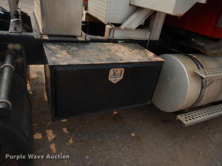 image for item HW9300 2004 Kenworth T800 semi truck