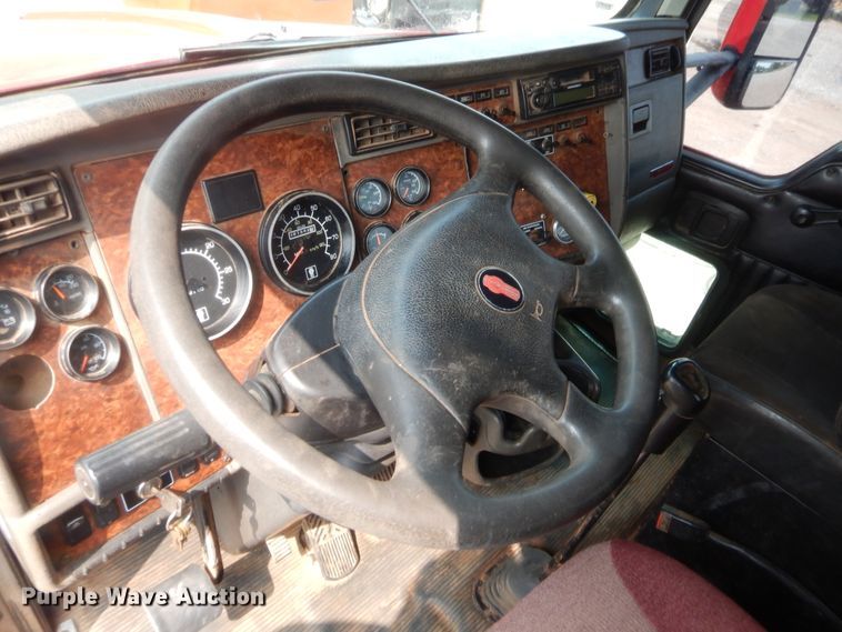 image for item HW9300 2004 Kenworth T800 semi truck