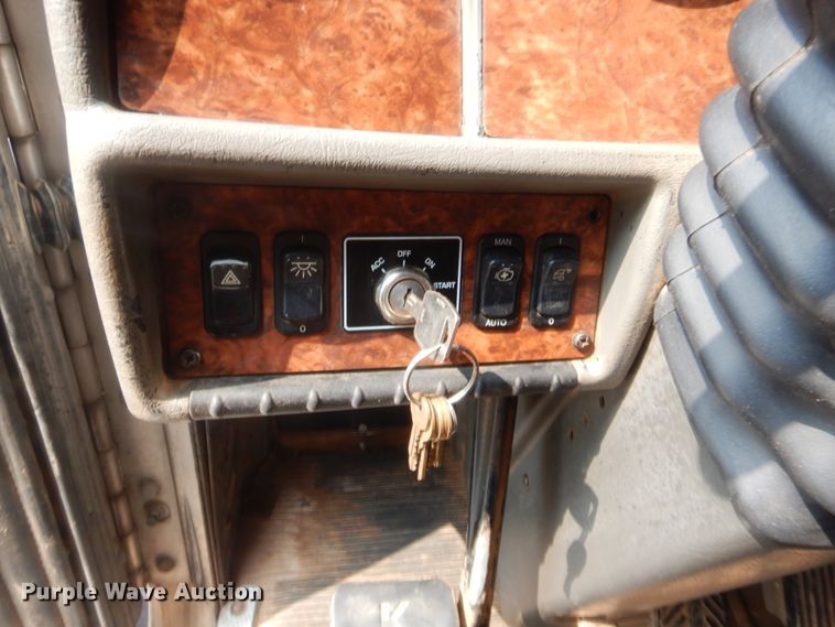 image for item HW9300 2004 Kenworth T800 semi truck