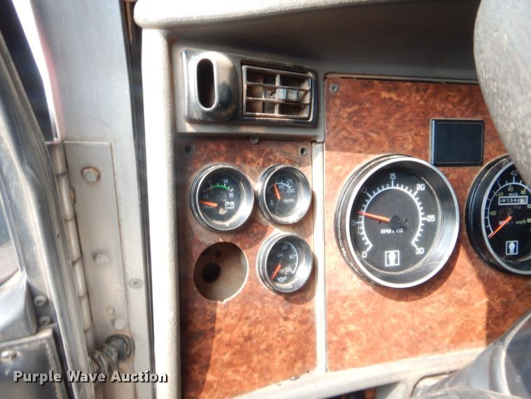 image for item HW9300 2004 Kenworth T800 semi truck