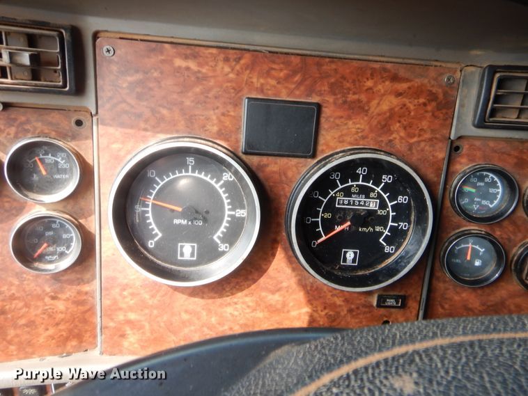 image for item HW9300 2004 Kenworth T800 semi truck