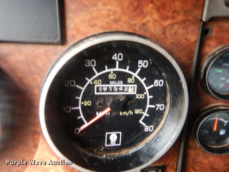 image for item HW9300 2004 Kenworth T800 semi truck