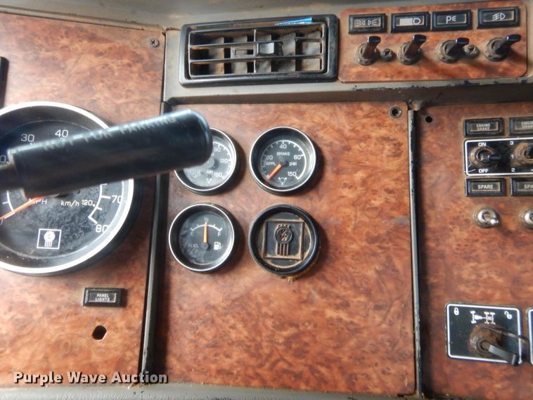 image for item HW9300 2004 Kenworth T800 semi truck