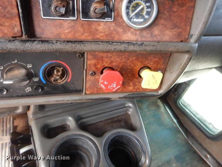 image for item HW9300 2004 Kenworth T800 semi truck