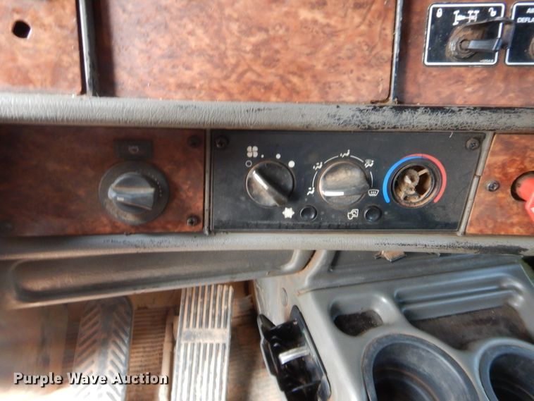 image for item HW9300 2004 Kenworth T800 semi truck