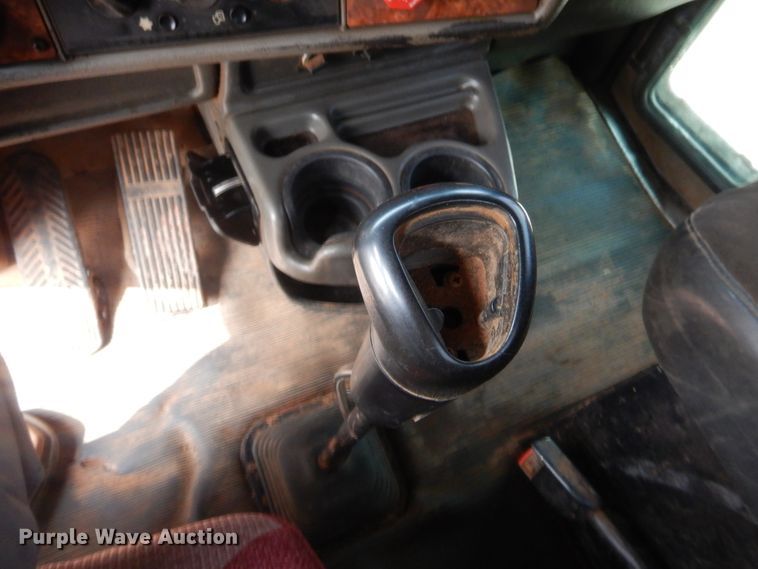 image for item HW9300 2004 Kenworth T800 semi truck