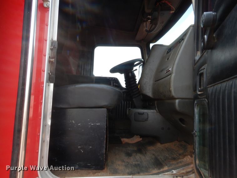 image for item HW9300 2004 Kenworth T800 semi truck