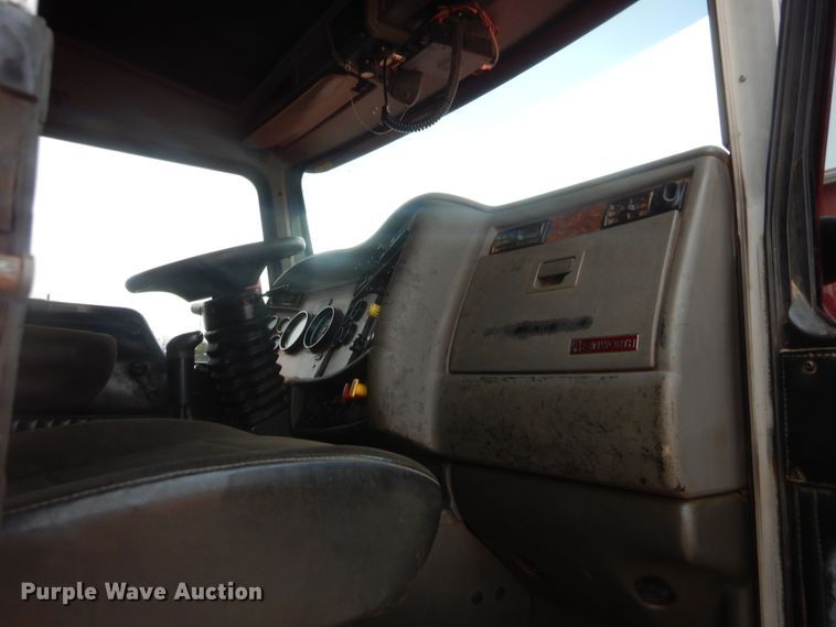 image for item HW9300 2004 Kenworth T800 semi truck