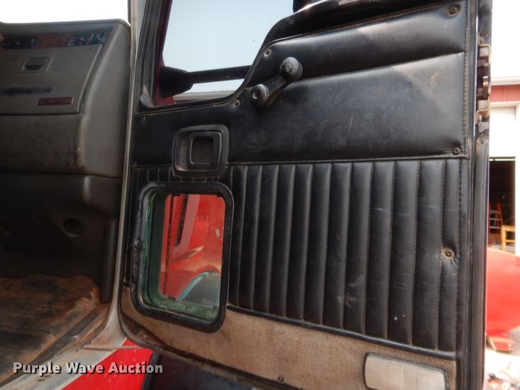 image for item HW9300 2004 Kenworth T800 semi truck