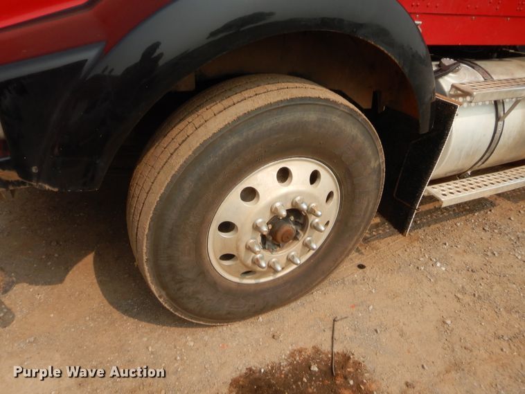 image for item HW9300 2004 Kenworth T800 semi truck