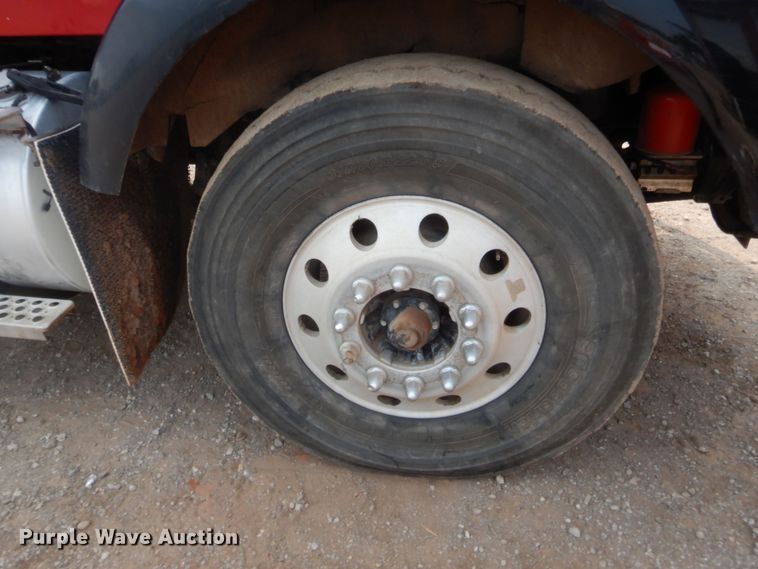 image for item HW9300 2004 Kenworth T800 semi truck