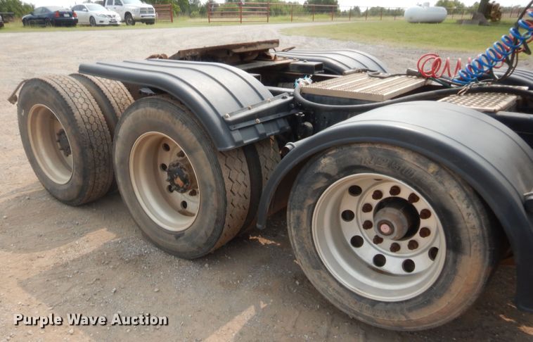 image for item HW9300 2004 Kenworth T800 semi truck