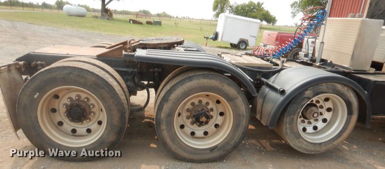 image for item HW9300 2004 Kenworth T800 semi truck