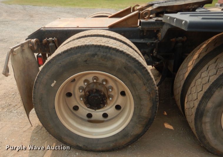 image for item HW9300 2004 Kenworth T800 semi truck