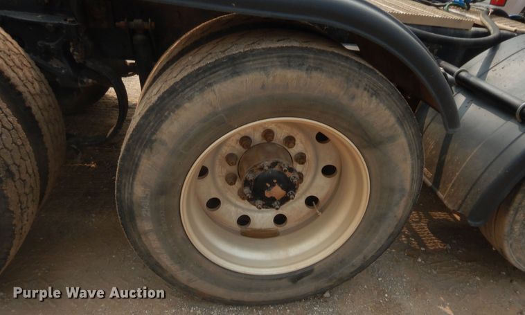 image for item HW9300 2004 Kenworth T800 semi truck