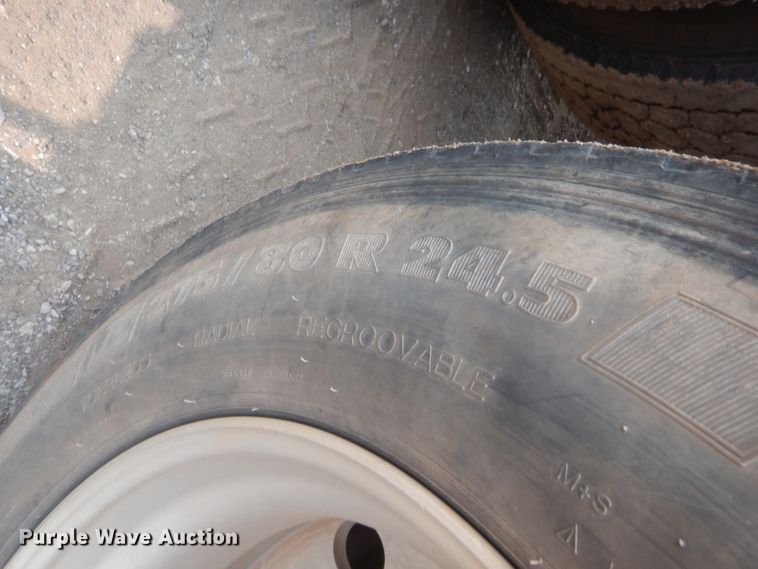 image for item HW9300 2004 Kenworth T800 semi truck