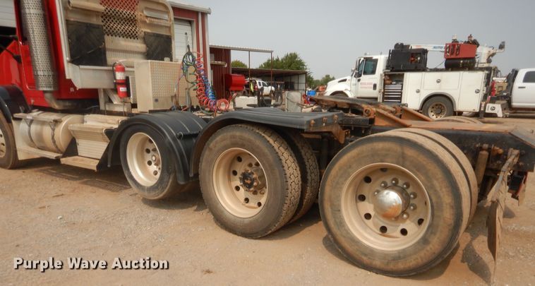 image for item HW9300 2004 Kenworth T800 semi truck