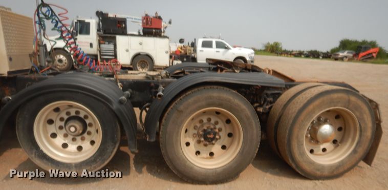 image for item HW9300 2004 Kenworth T800 semi truck