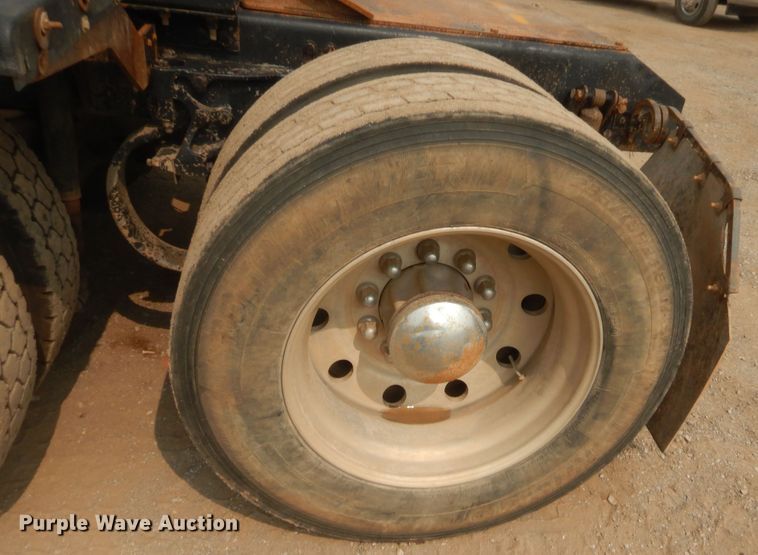 image for item HW9300 2004 Kenworth T800 semi truck