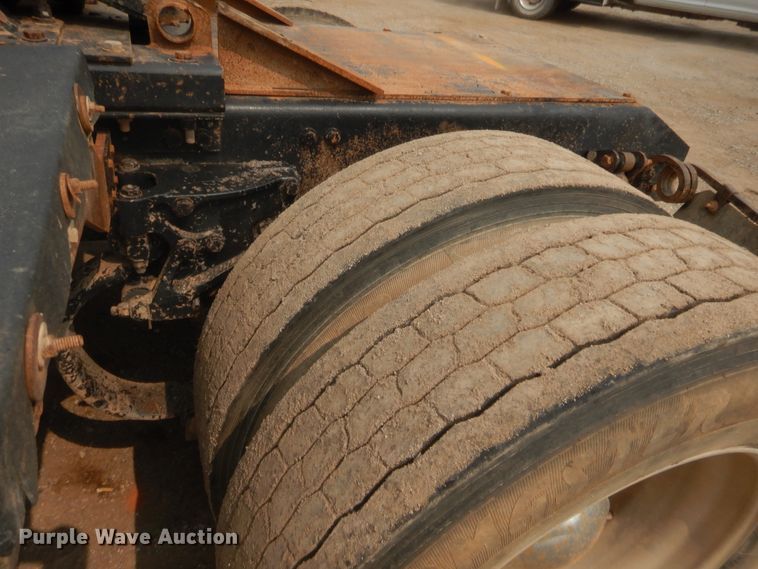 image for item HW9300 2004 Kenworth T800 semi truck