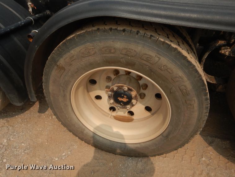 image for item HW9300 2004 Kenworth T800 semi truck