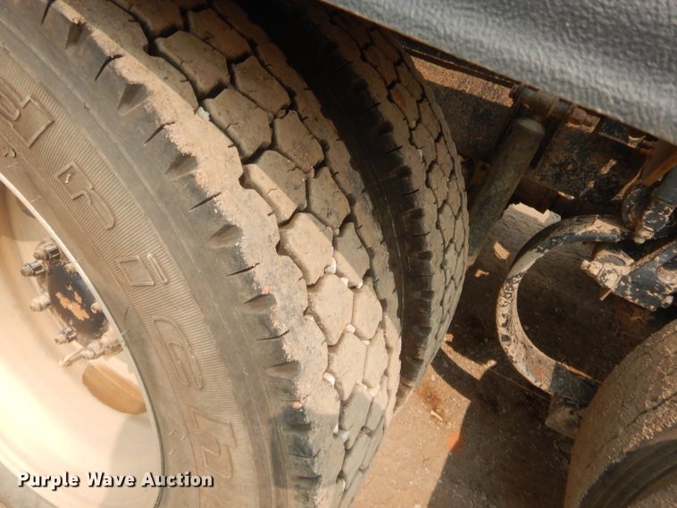 image for item HW9300 2004 Kenworth T800 semi truck