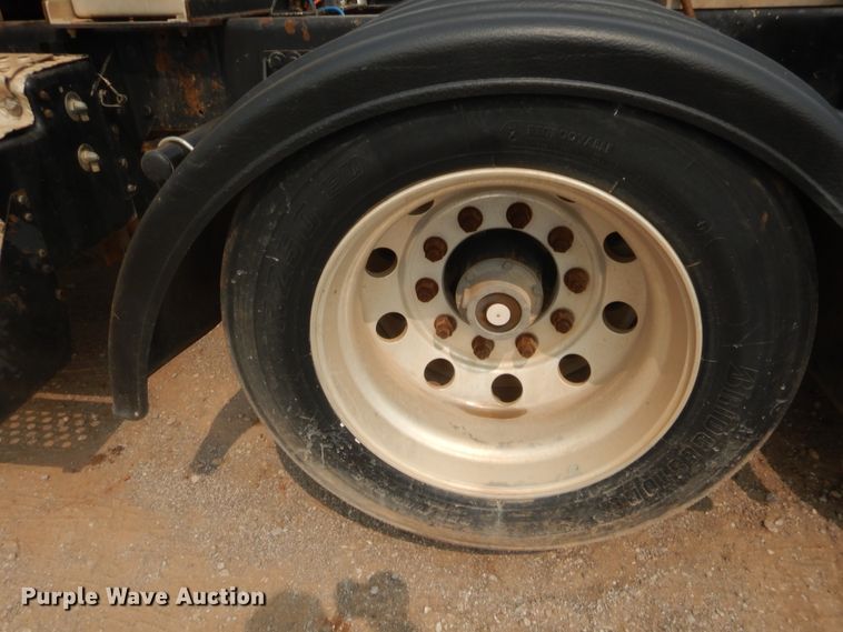 image for item HW9300 2004 Kenworth T800 semi truck