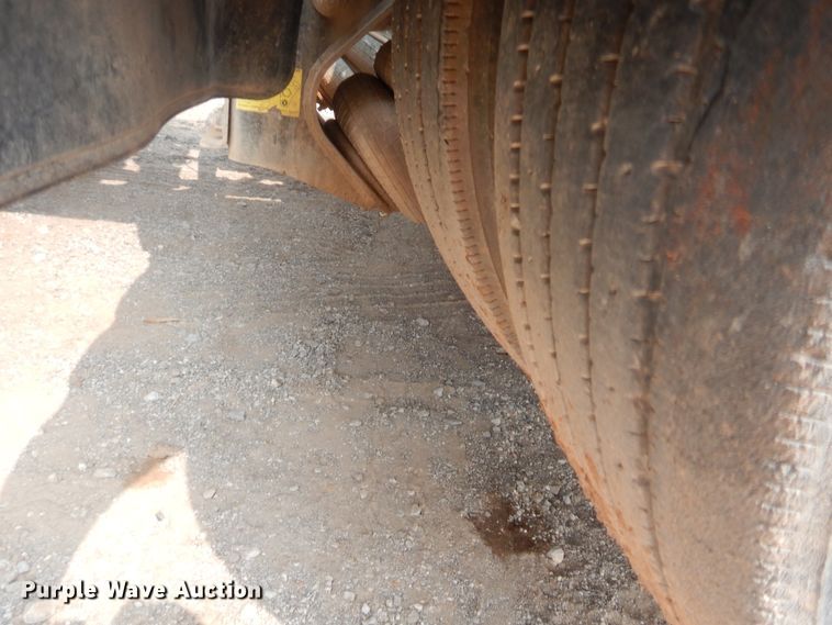 image for item HW9300 2004 Kenworth T800 semi truck