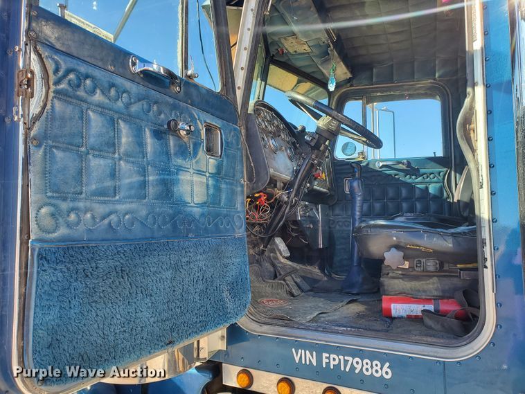 image for item HW9503 1985 Peterbilt 359  semi truck