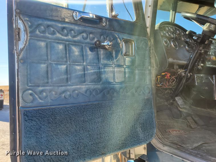 image for item HW9503 1985 Peterbilt 359  semi truck