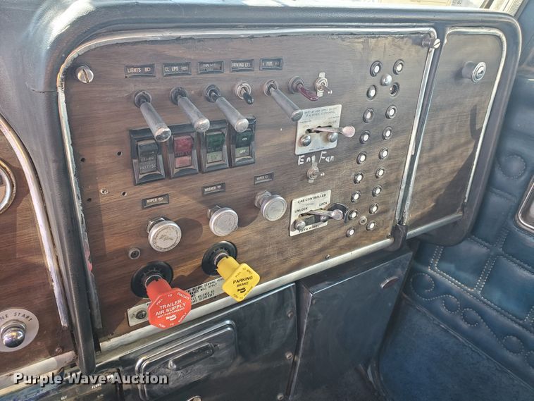 image for item HW9503 1985 Peterbilt 359  semi truck