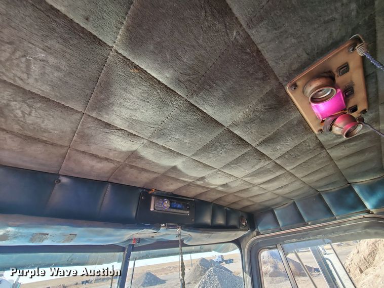 image for item HW9503 1985 Peterbilt 359  semi truck