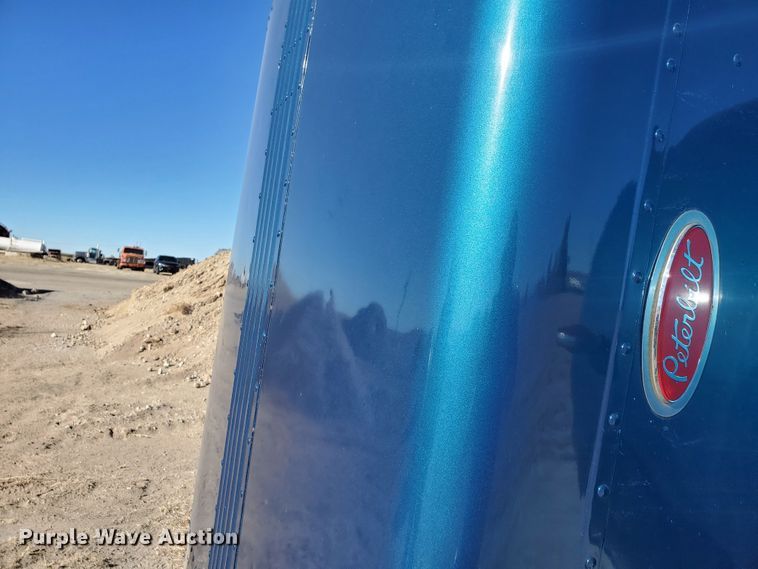 image for item HW9503 1985 Peterbilt 359  semi truck