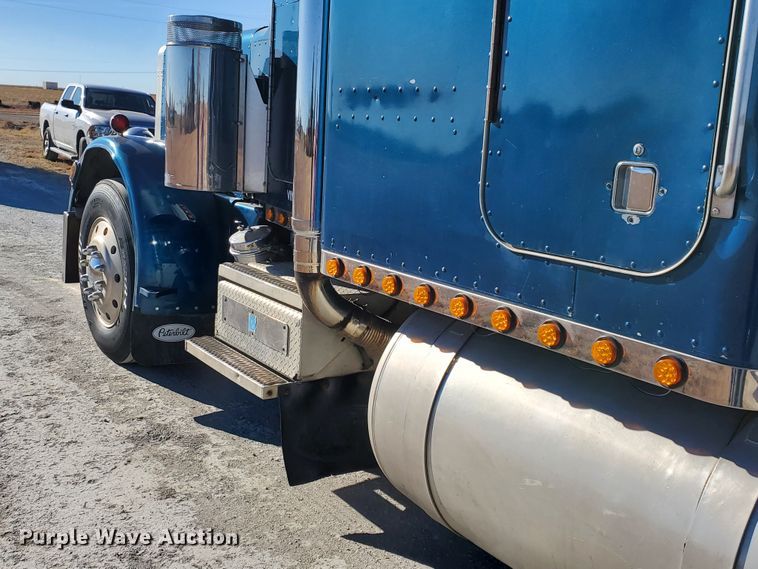 image for item HW9503 1985 Peterbilt 359  semi truck