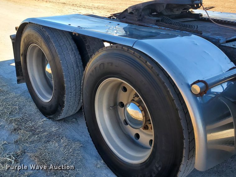 image for item HW9503 1985 Peterbilt 359  semi truck