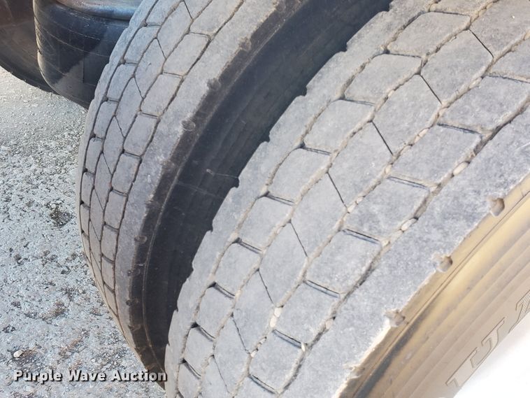 image for item HW9503 1985 Peterbilt 359  semi truck