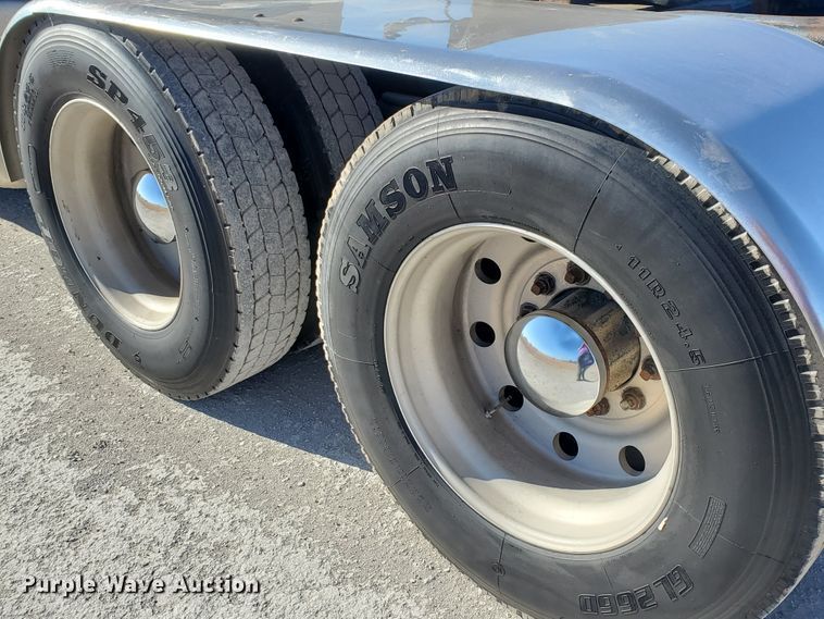 image for item HW9503 1985 Peterbilt 359  semi truck