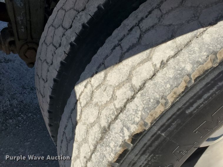 image for item HW9503 1985 Peterbilt 359  semi truck