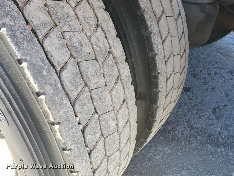 image for item HW9503 1985 Peterbilt 359  semi truck