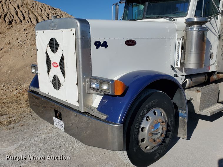 image for item HW9504 1994 Peterbilt 379  semi truck