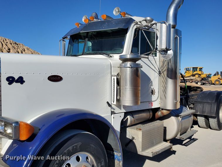 image for item HW9504 1994 Peterbilt 379  semi truck